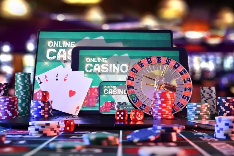 Interface permainan Speed Blackjack di ponsel menampilkan meja, kartu dealer, dan tombol keputusan (Hit, Stand, Double)